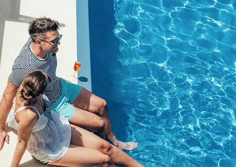 Nachbarn nutzen unerlaubt den Pool: So unglaublich reagiert der Besitzer