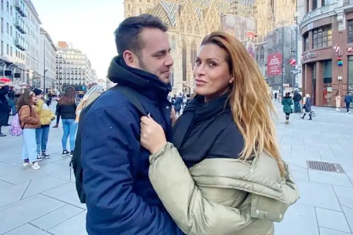 Lara Sajen – 44 años (2022) y Javier – Casados desde 2018