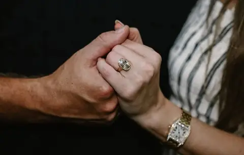 The Secret Details of Taylor Swift’s Oversized Vintage Engagement Ring